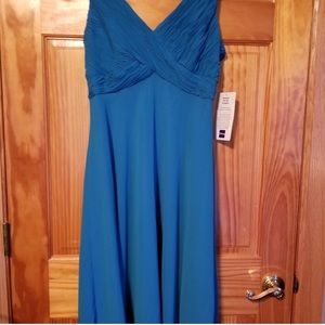 Jones wear v-neck dress